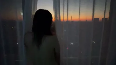 夕阳美景配妹妹一边享受一边看景色人间仙境